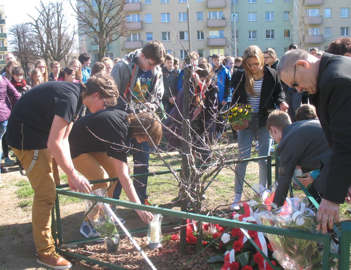 10.04.2010. PAMIĘTAMY. Mieszkańcy spotkali się pod Dębem Katyńskim 10.04.2010. PAMIĘTAMY. Mieszkańcy spotkali się pod Dębem Katyńskim