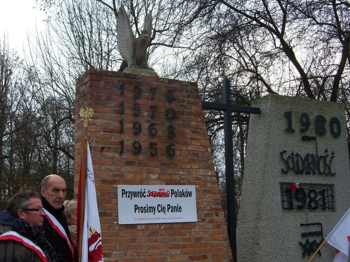 13 grudnia - kwiaty i znicze pod pomnikiem i tablicą internowanych