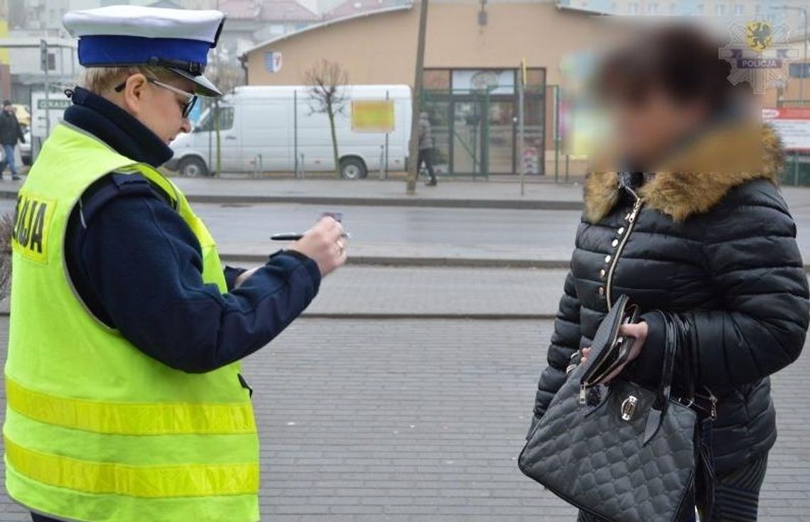 13 pieszych ukaranych mandatami. Głównie za przechodzenie w miejscach niedozwolonych