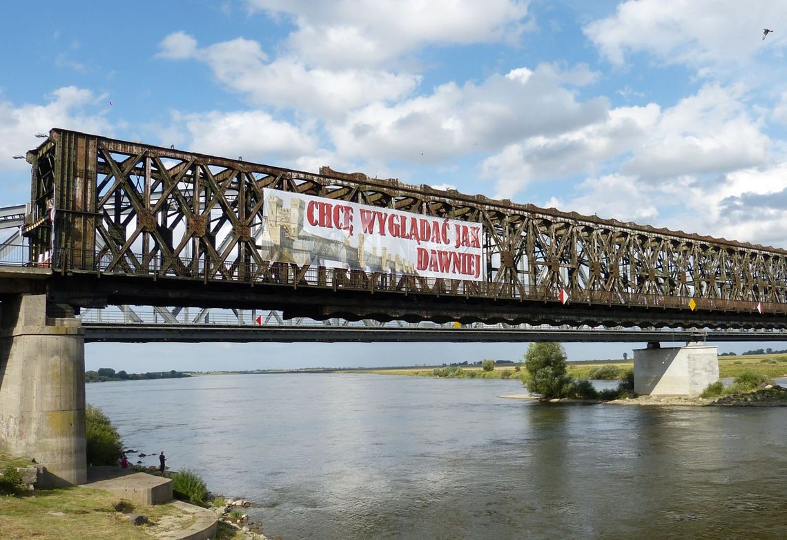1,5 tys. zł kary za banner na moście? Sprawa trafi do sądu