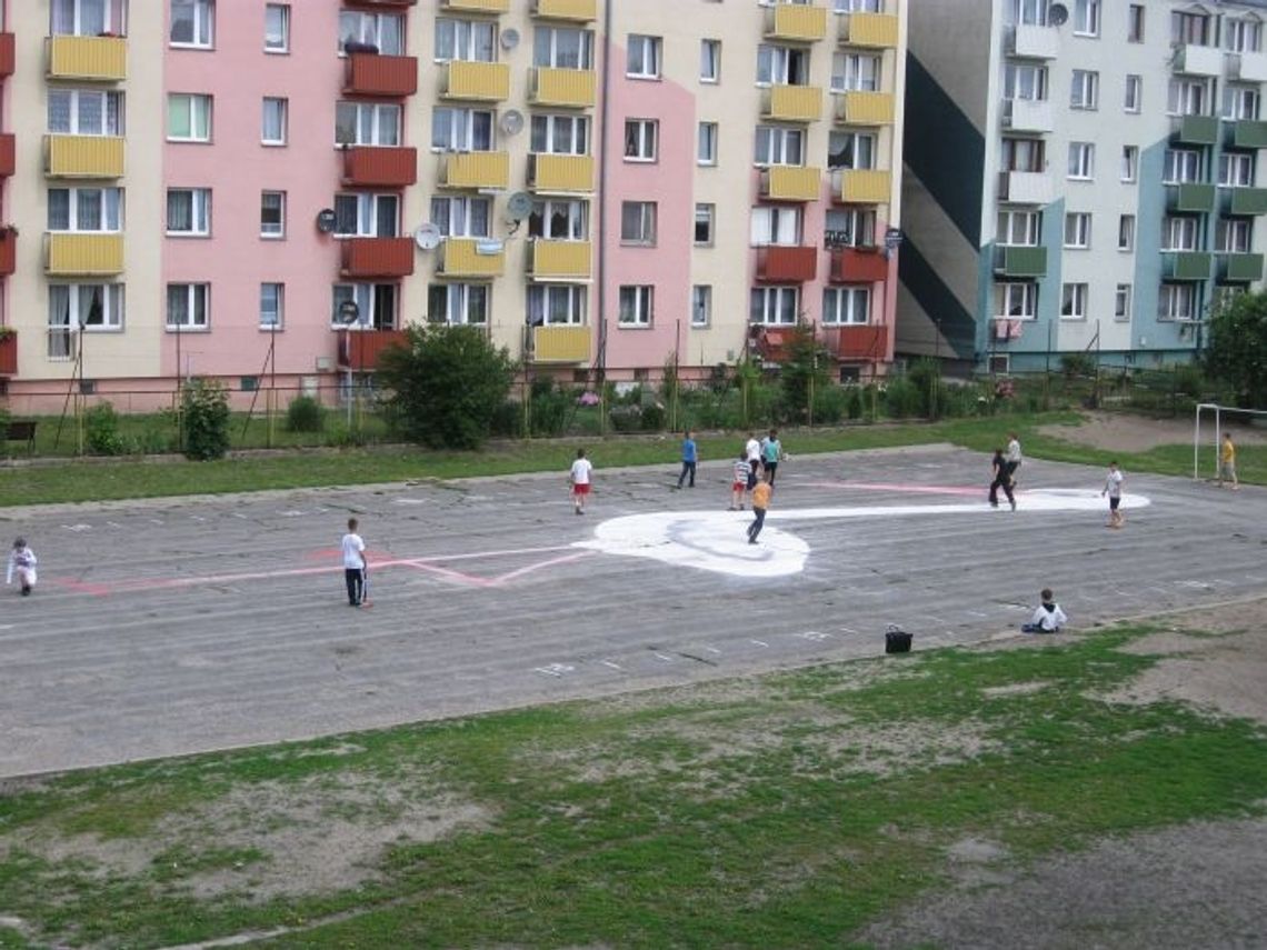 30-metrowy bocian na szkolnym boisku!