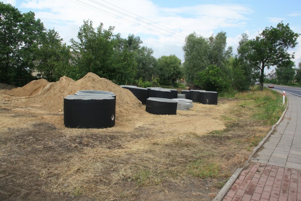 4 kilometry rur, koszt 1,6 mln zł. Trwa budowa kanalizacji
