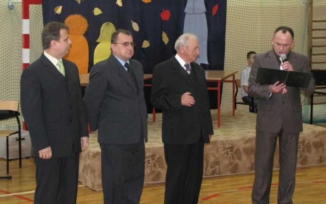 50-lecie Szkoły Podstawowej w Lubiszewie. Wójt w prezencie obiecał... boisko 50-lecie Szkoły Podstawowej w Lubiszewie. Wójt w prezencie obiecał... boisko