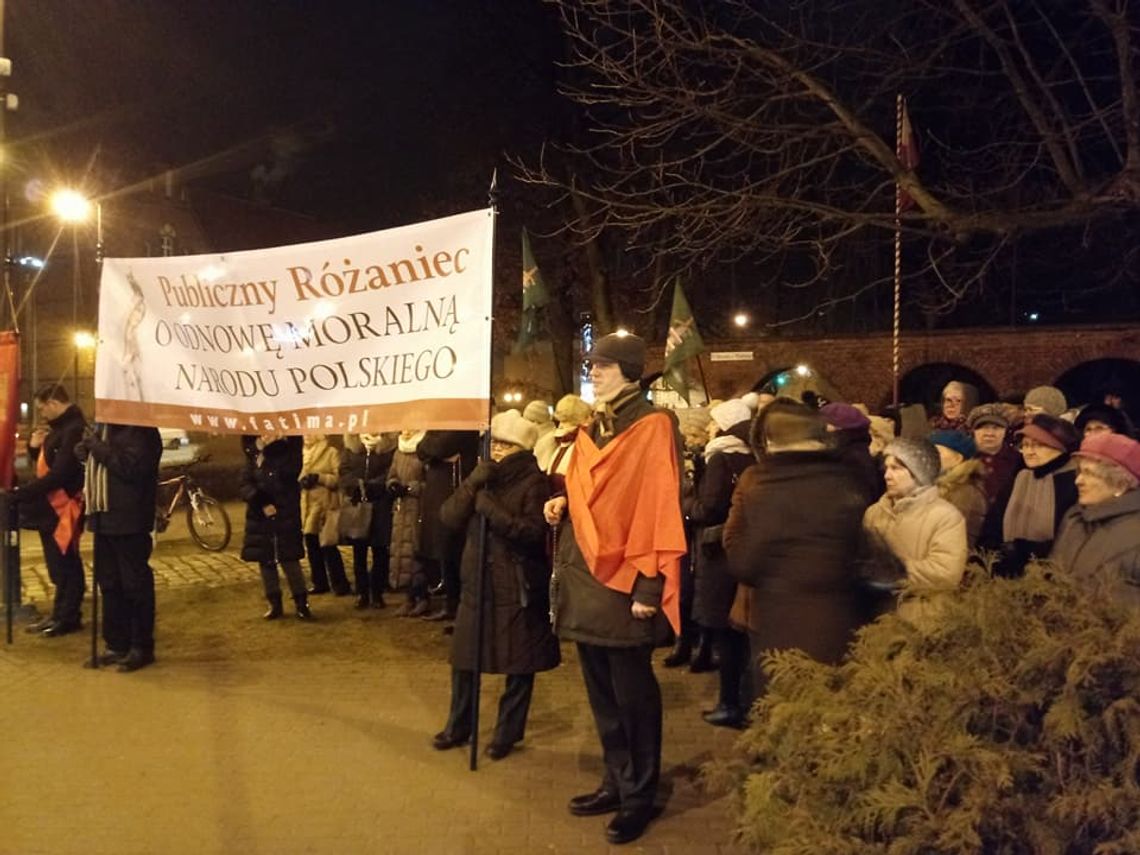 60 osób przed urzędem miasta - odmówili różaniec za odnowę moralną narodu polskiego 60 osób przed urzędem miasta - odmówili różaniec za odnowę moralną narodu polskiego