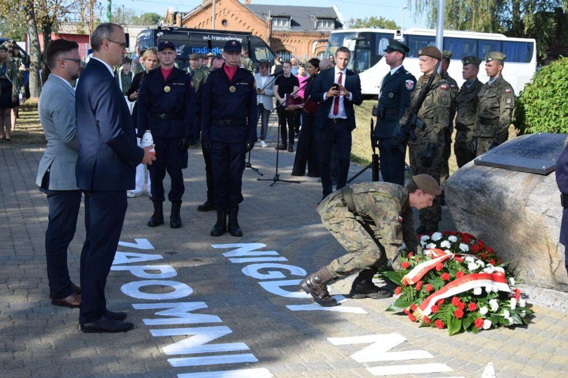 85. lat od wybuchu II wojny światowej. Oddano pamięć i część bohaterskim celnikom, kolejarzom i żołnierzom broniącym przeprawy mostowej