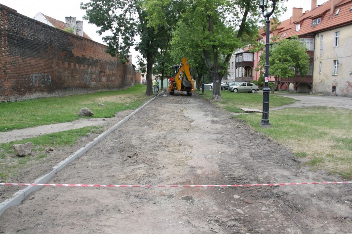 Alejka w centrum Gniewu wypięknieje