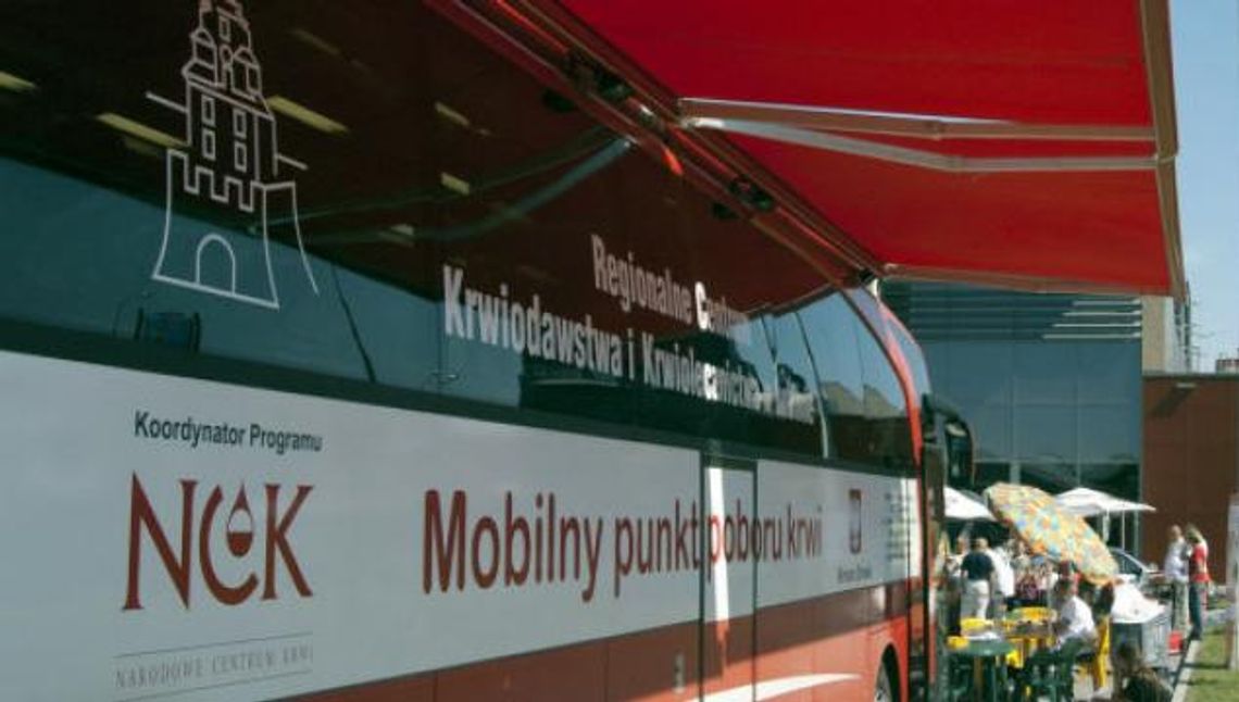 Ambulans czeka na krwiodawców