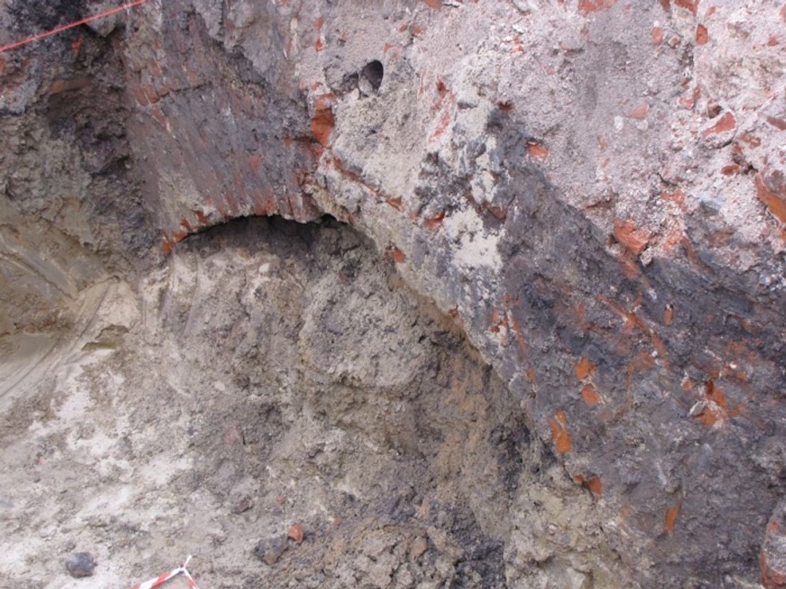 Archeologiczne odkrycie podczas budowy fontanny. Czy to dawny ratusz? 