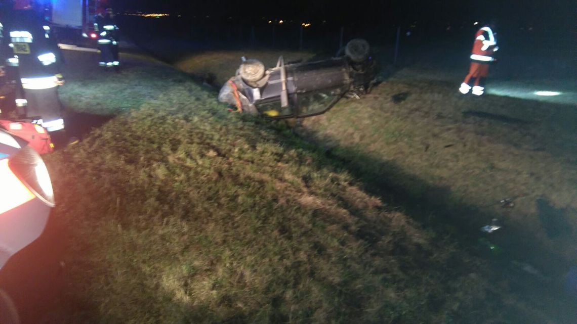 Auto w rowie na A1. Dwie osoby zabrane do szpitala Auto w rowie na A1. Dwie osoby zabrane do szpitala