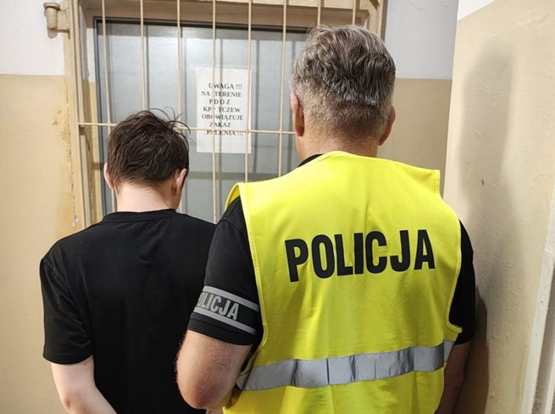 Auto w rowie, narkotyki w bagażniku Auto w rowie, narkotyki w bagażniku