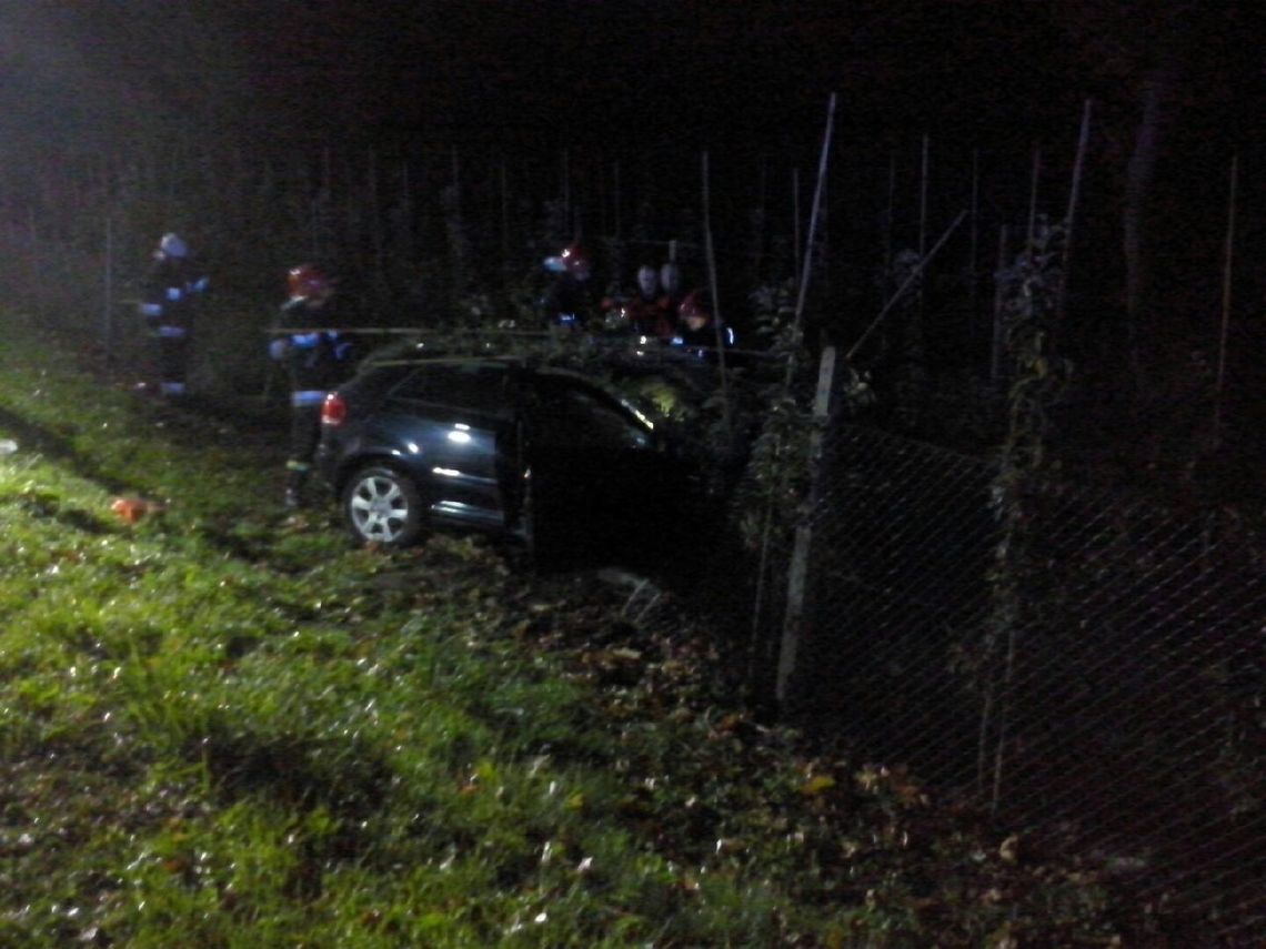 Auto wjechało do rowu! Kierowca uwięziony w pojeździe