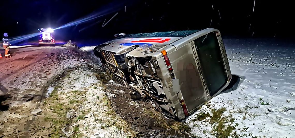 Autobus z pasażerami wywrócił się i wpadł do rowu. APELUJEMY DO KIEROWCÓW O OSTROŻNOŚĆ !! Autobus z pasażerami wywrócił się i wpadł do rowu. APELUJEMY DO KIEROWCÓW O OSTROŻNOŚĆ !!