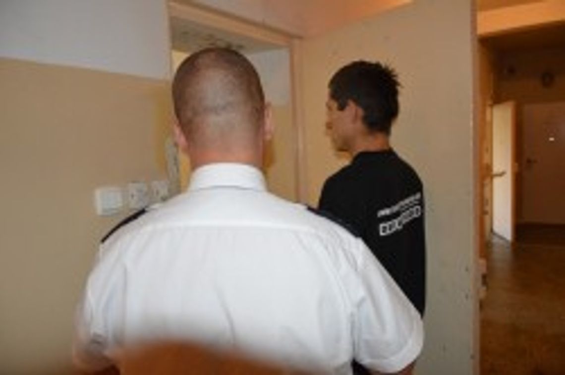 Autostopowicz z "berlinki" okradł wiozącą go kobietę Autostopowicz z "berlinki" okradł wiozącą go kobietę