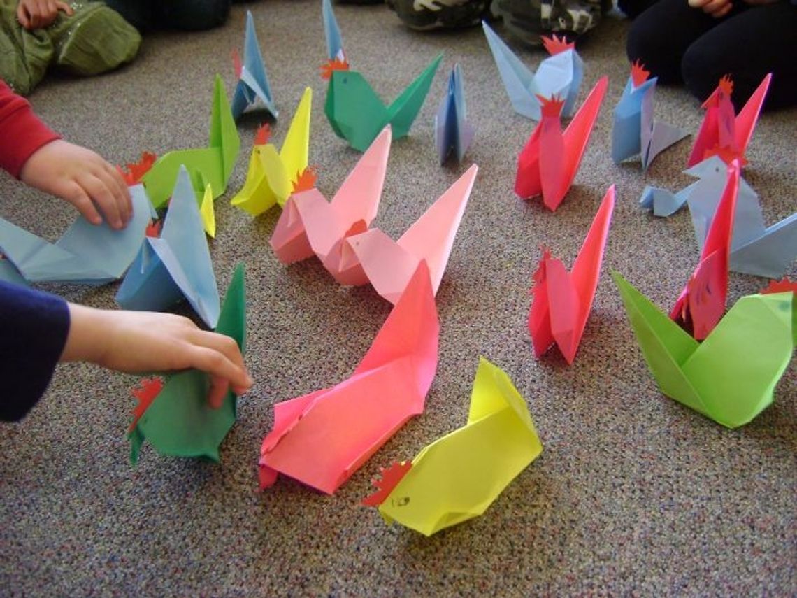 Bajeczki z karteczki - z kurczakami, jajkami i mnóstwem zieleni Bajeczki z karteczki - z kurczakami, jajkami i mnóstwem zieleni