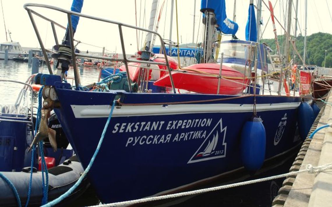 Bandera polskiego jachtu wśród lodowych pól Bandera polskiego jachtu wśród lodowych pól