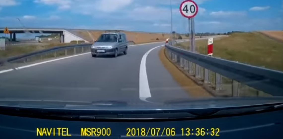 Berlingo mknie pod prąd na zjeździe A1. Mrożące krew w żyłach nagranie ze Swarożyna