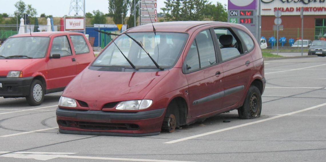 Bez kół, z powybijanymi szybami. Osiedlowe porachunki?