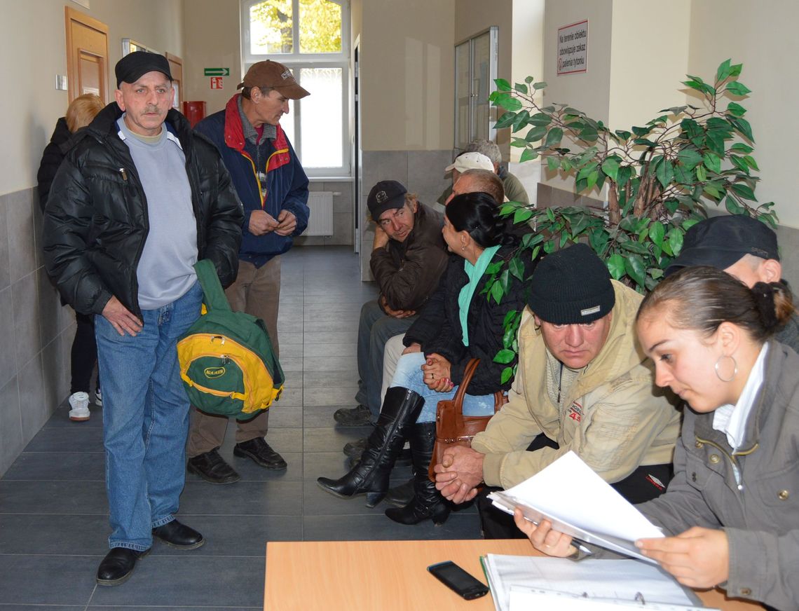 Bezdomni pod kocami na ulicy – pomagać czy ignorować? 