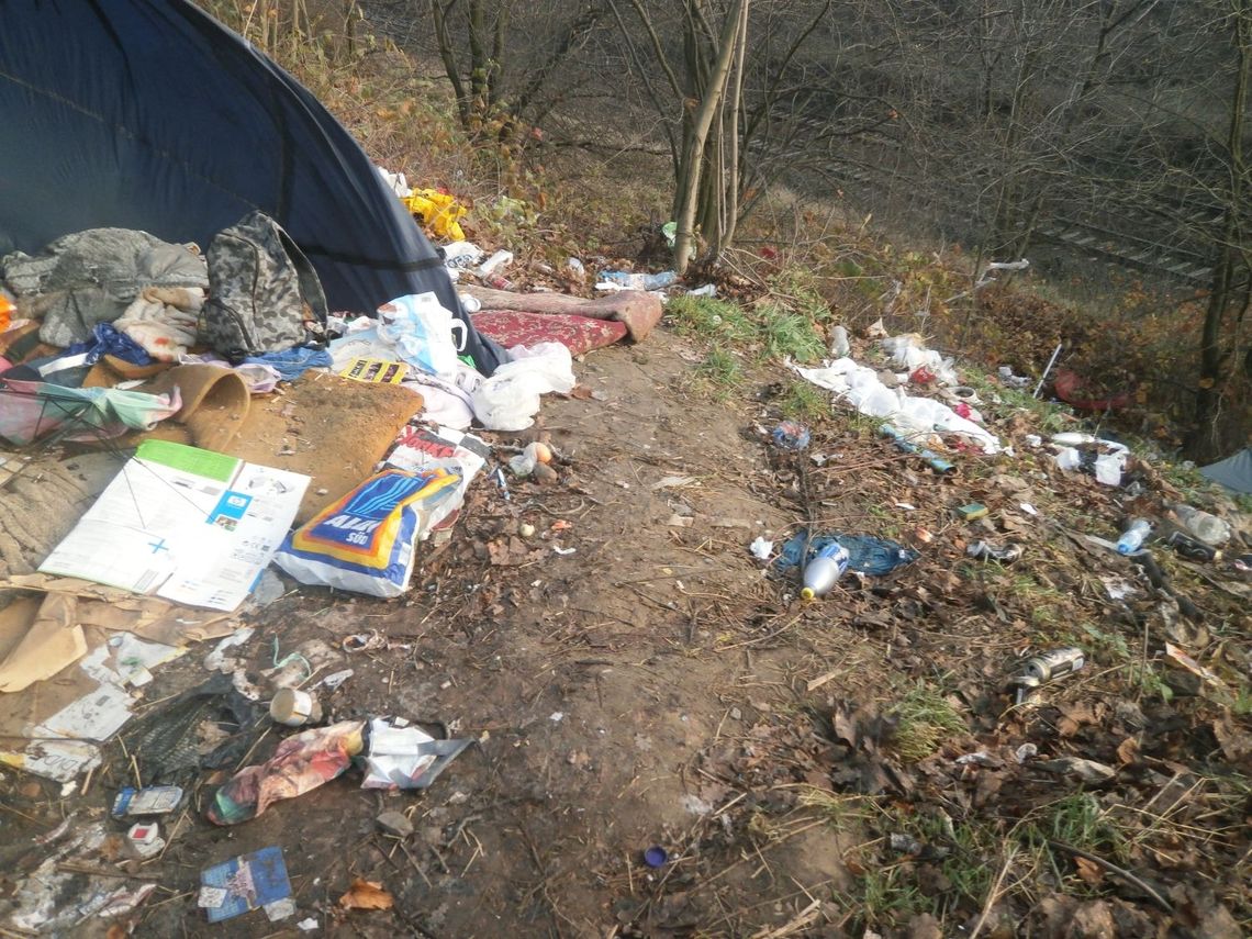 Bezdomni przy ul. Targowej - opuścili koczowisko, zostawili bałagan Bezdomni przy ul. Targowej - opuścili koczowisko, zostawili bałagan