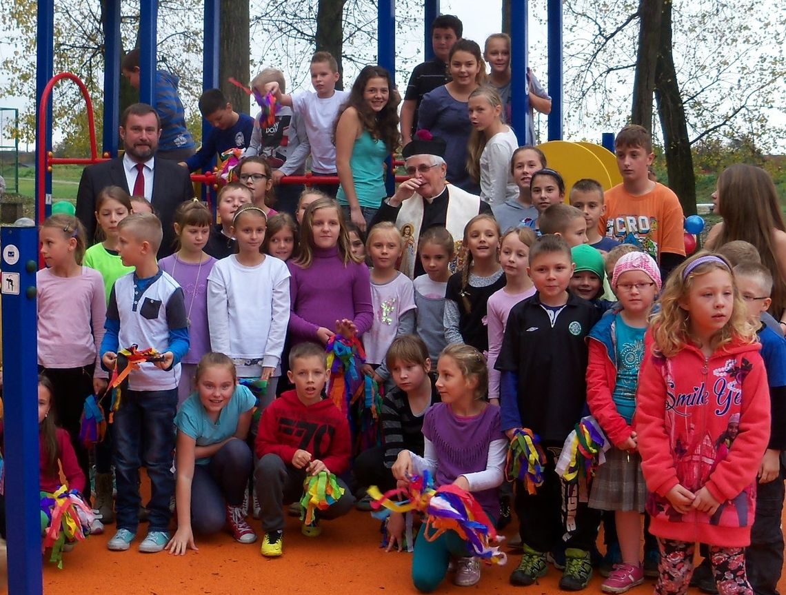 Bezpieczny plac zabaw w „Ósemce” już oddany