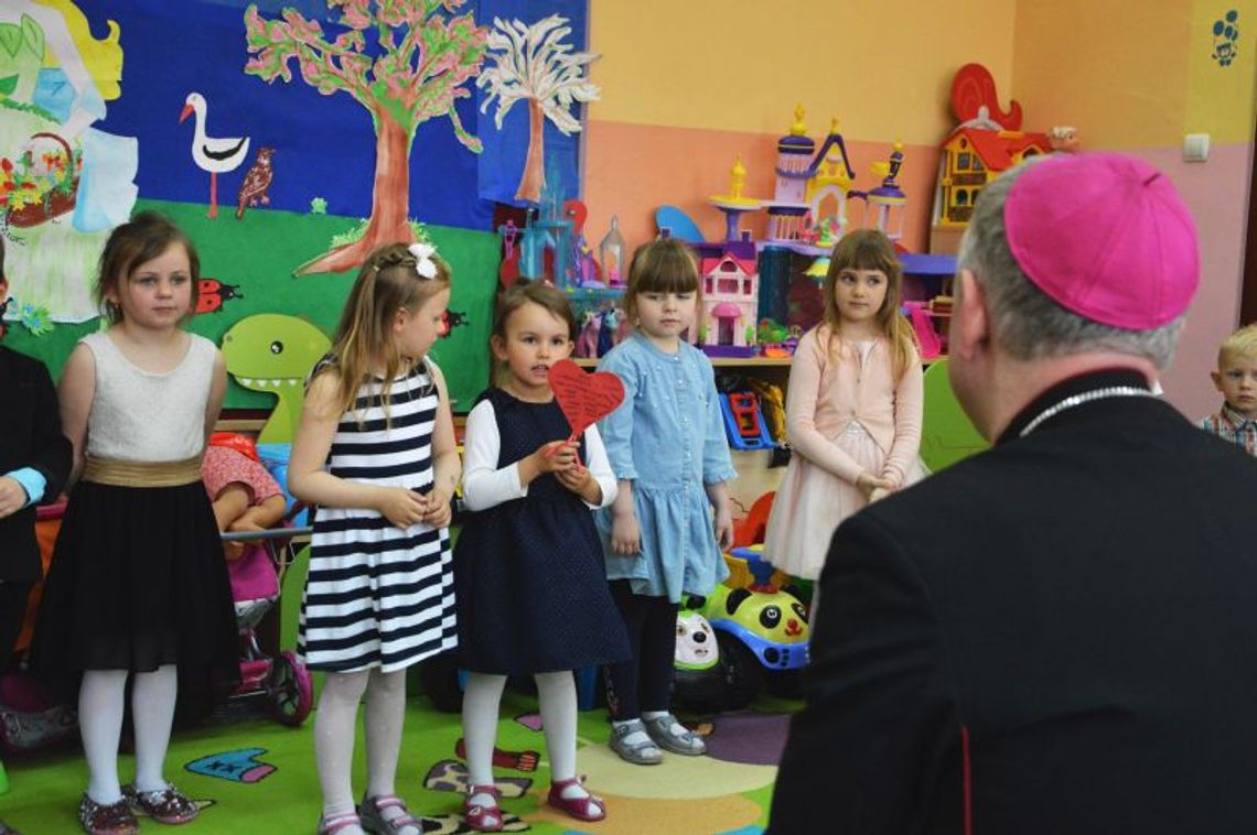 Biskup spotkał się z przedszkolakami z Jelenia. Był bukiet kwiatów dla duchownego i pokazy wokalno-recytatorskie