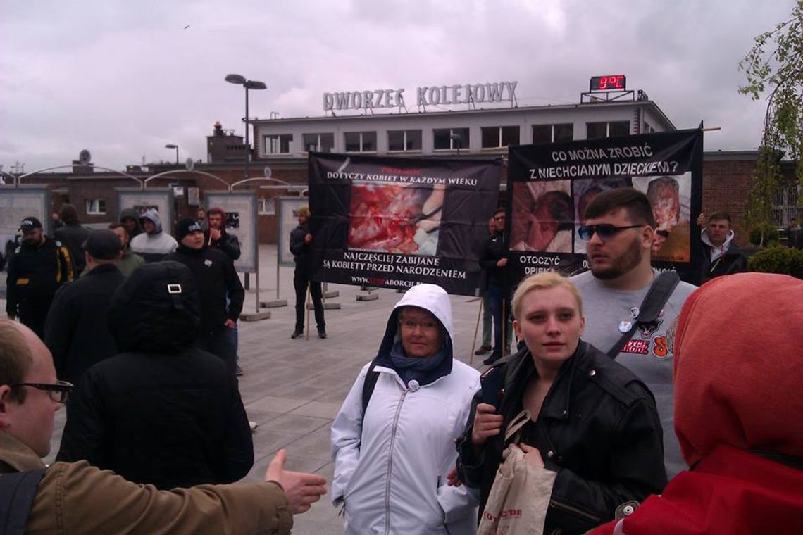Bójka przed dworcem. Uczestnicy dwóch manifestacji: gdzie była policja?! Bójka przed dworcem. Uczestnicy dwóch manifestacji: gdzie była policja?!