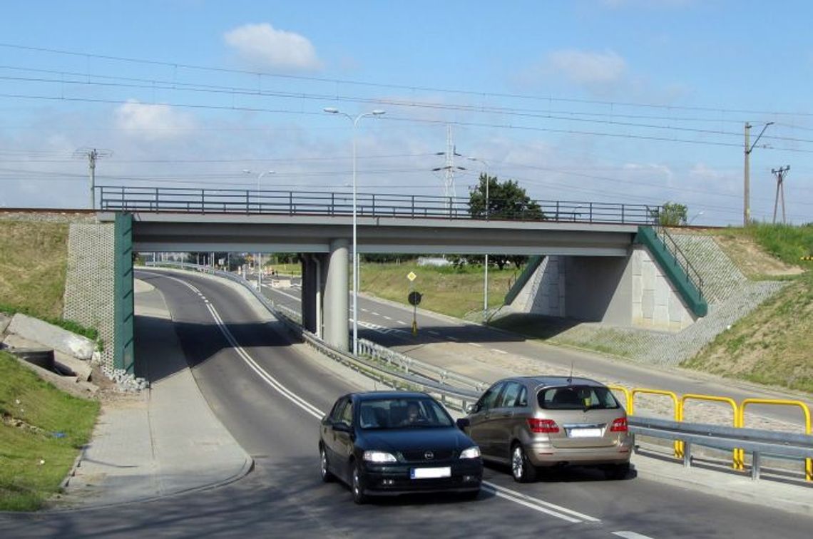 Bus „Latocha” unieruchomiony pod zalanym wiaduktem Bus „Latocha” unieruchomiony pod zalanym wiaduktem