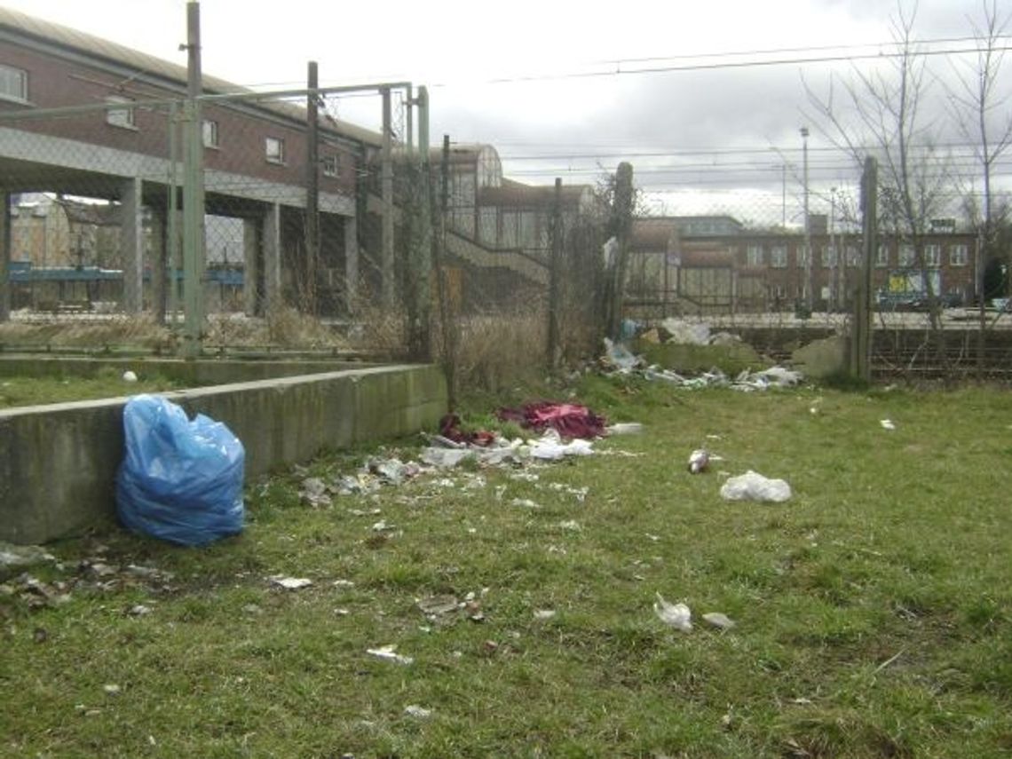 Butelki, pety i… plac zabaw - osiedle w śmieciach