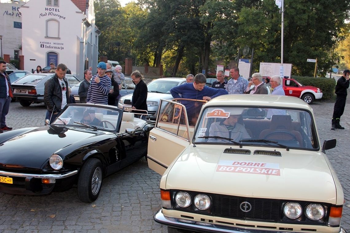 Cacka zaparkowały w cieniu katedry 