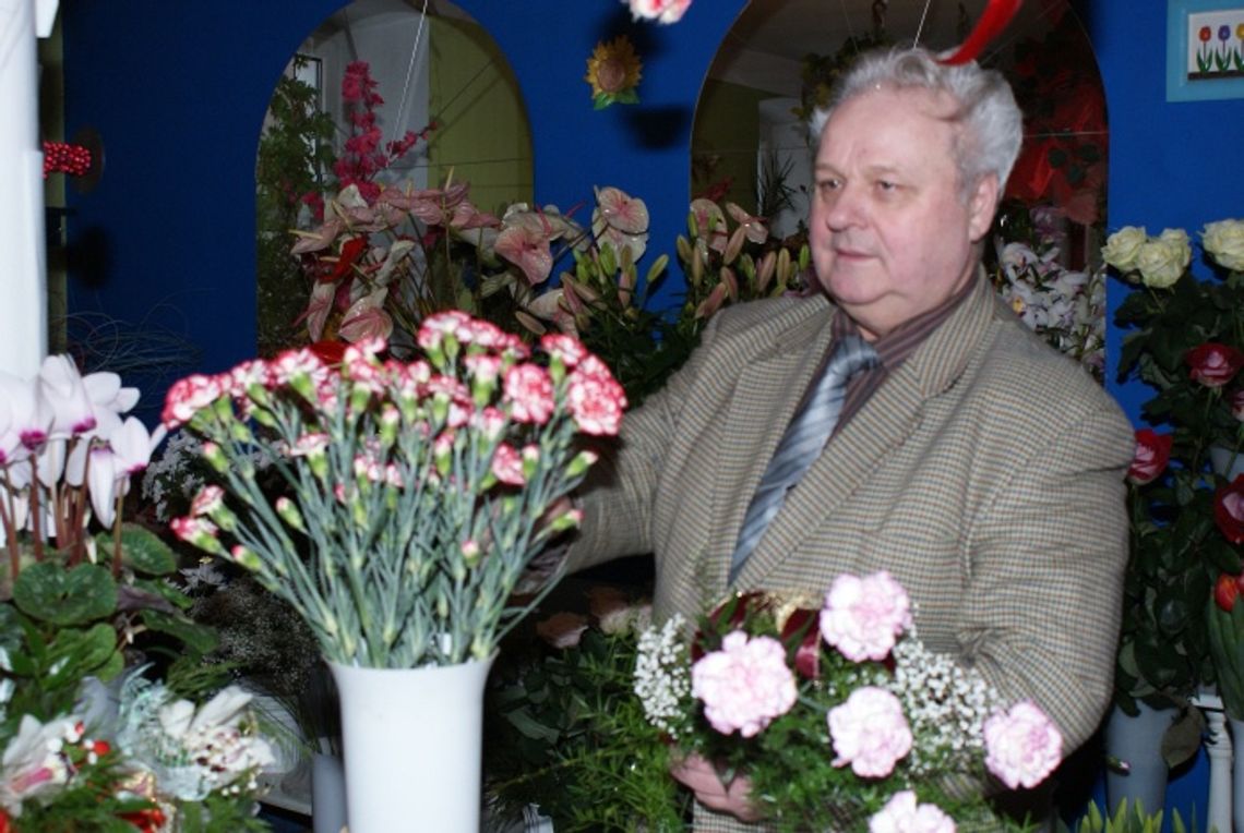 Całuję rączki, czyli Dzień Kobiet dzisiaj. SMS z goździkiem Całuję rączki, czyli Dzień Kobiet dzisiaj. SMS z goździkiem