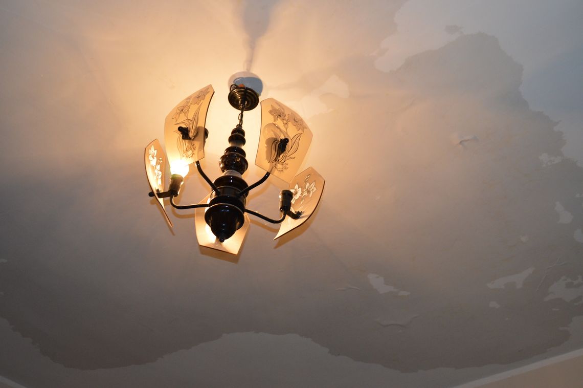 Chcą żyć w normalnych warunkach - zawilgocone ściany, zalany sufit Chcą żyć w normalnych warunkach - zawilgocone ściany, zalany sufit