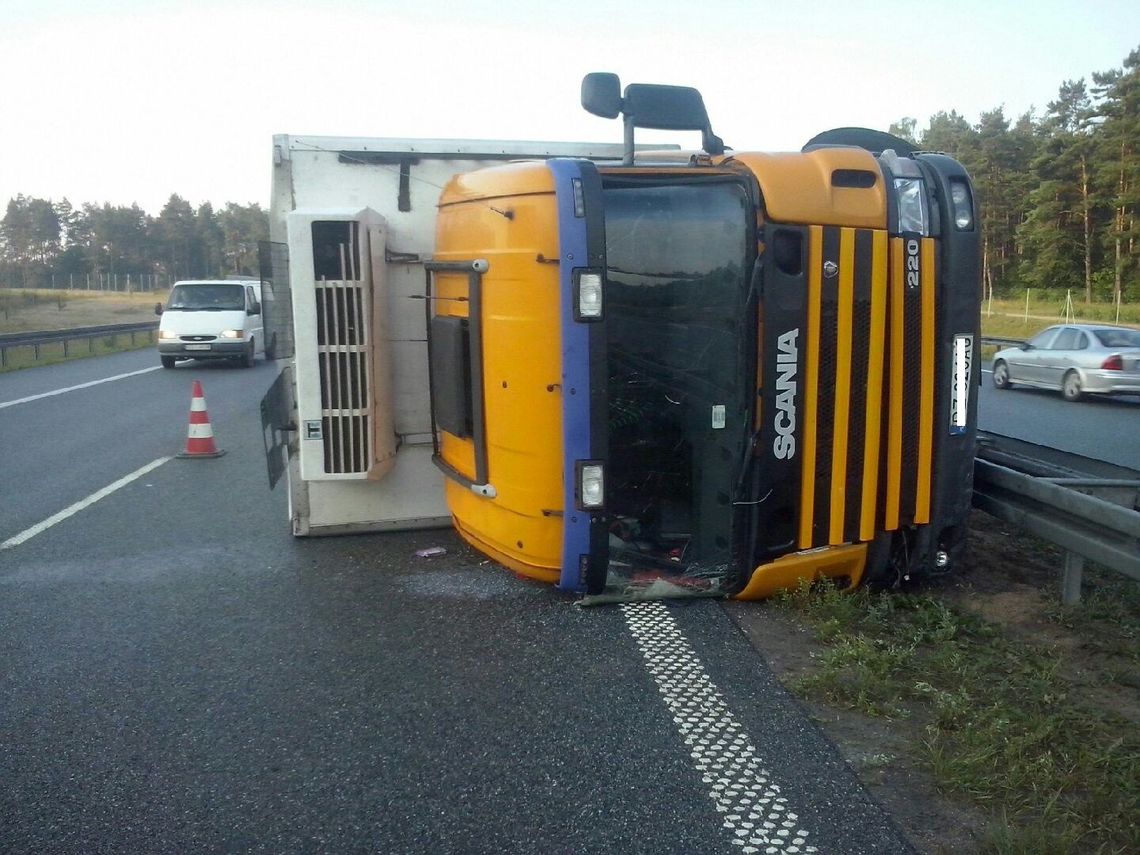 Chłodnia z ogórkami przyblokowała A1. Ranny pasażer