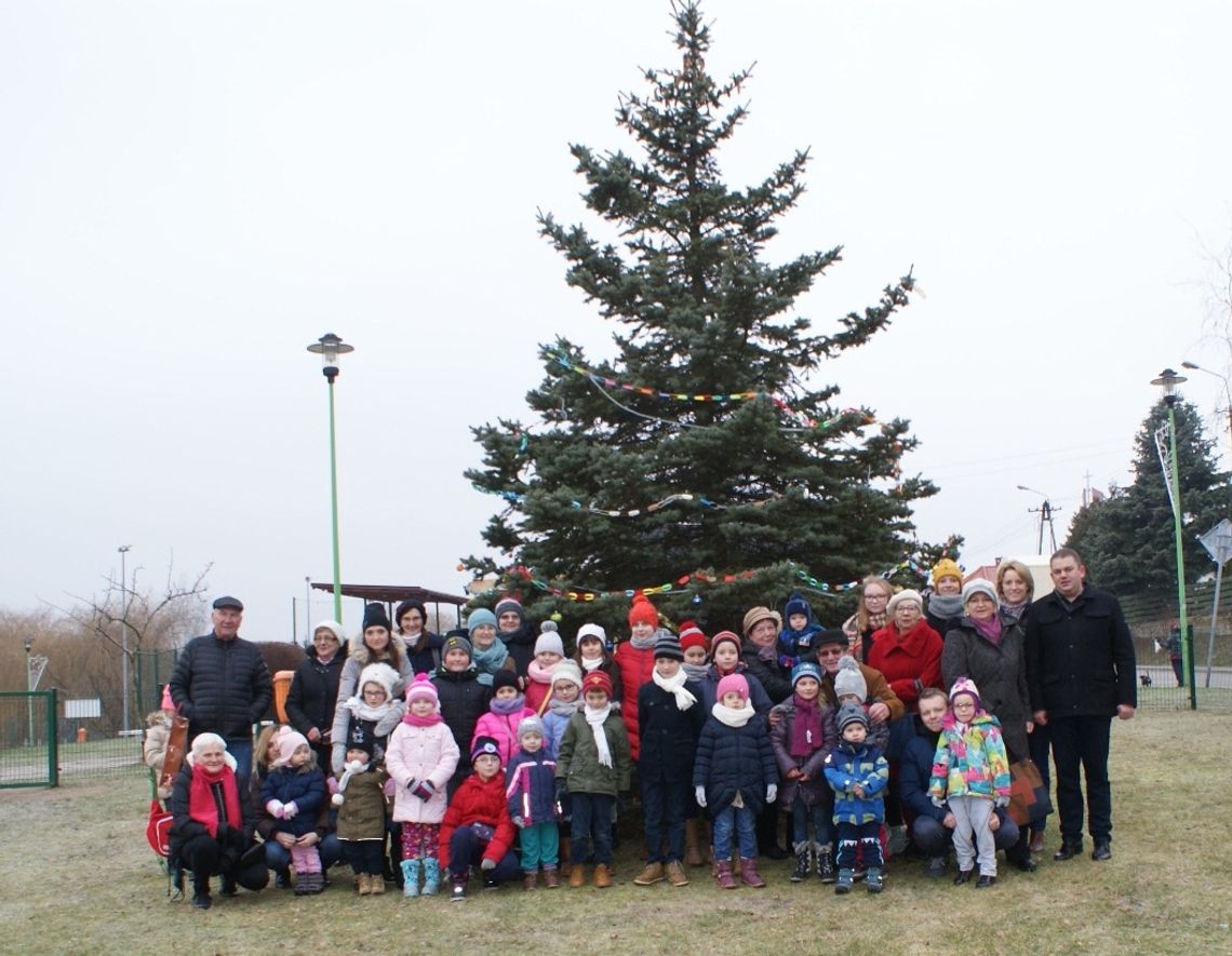 Choinka stoi - os. Górki gotowe do świąt! Choinka stoi - os. Górki gotowe do świąt!