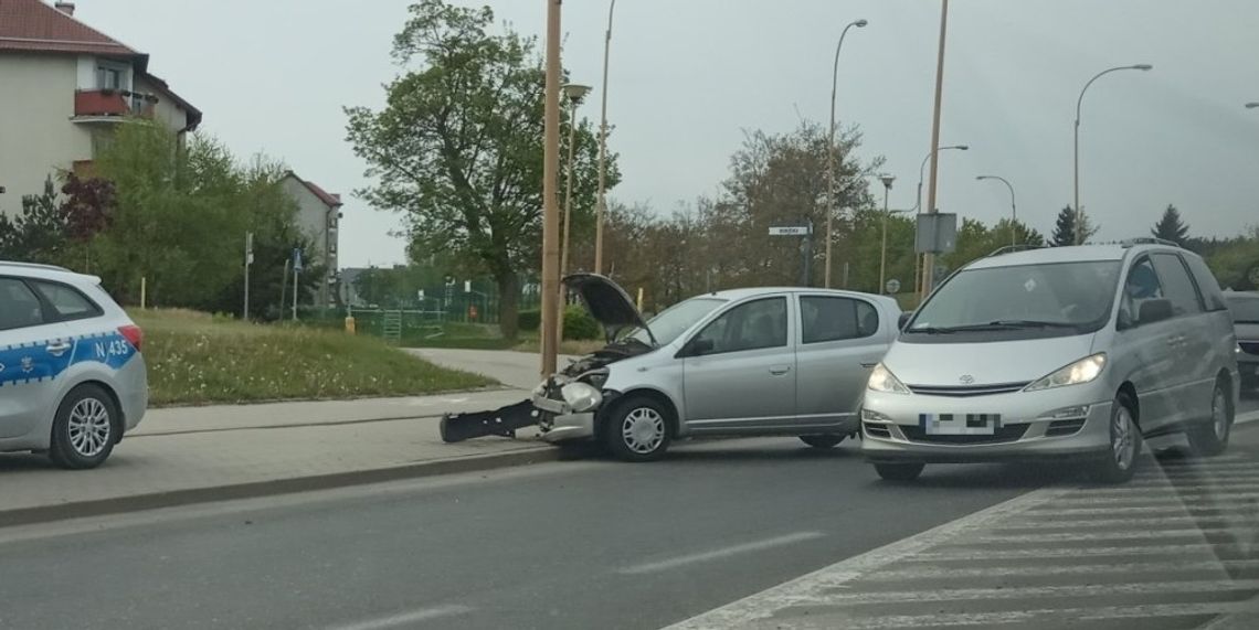 Chwila nieuwagi skończyła się rozbiciem auta oraz uszkodzeniem lampy ulicznej Chwila nieuwagi skończyła się rozbiciem auta oraz uszkodzeniem lampy ulicznej