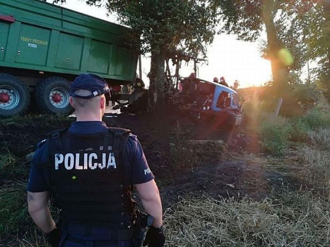 Ciągnik spłonął po uderzeniu w drzewo. Na miejscu zginął 24-latek z Tczewa