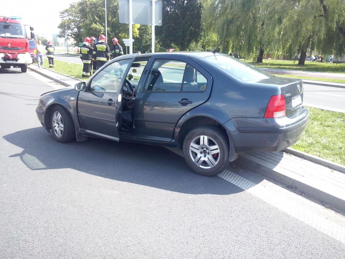 Ciężarówka zmieniała pas i zaczepiła o osobówkę. Ciężarówka zmieniała pas i zaczepiła o osobówkę.