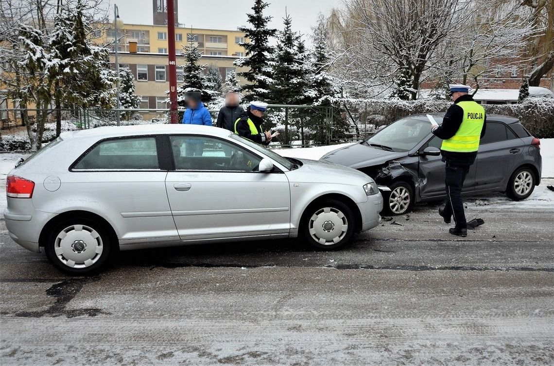Czołowe zderzenie przy ul. Niepodległości. Kierująca hyundaiem trafiła do szpitala Czołowe zderzenie przy ul. Niepodległości. Kierująca hyundaiem trafiła do szpitala