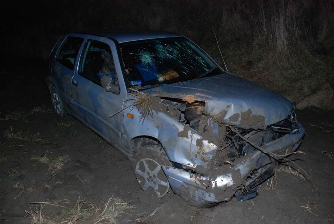 Dachował, aby nie potrącić pieszego