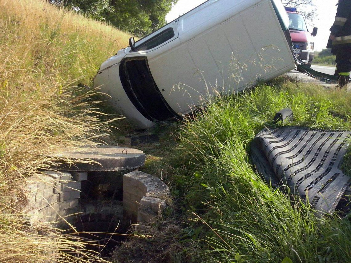 Dachowanie auta na krajówce. Jedna osoba zabrana do szpitala Dachowanie auta na krajówce. Jedna osoba zabrana do szpitala