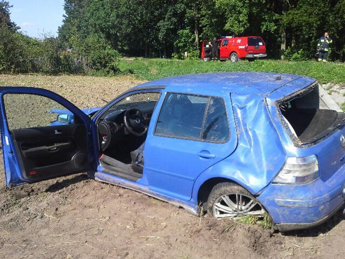 Dachowanie na drodze powiatowej. Dwie osoby ranne Dachowanie na drodze powiatowej. Dwie osoby ranne