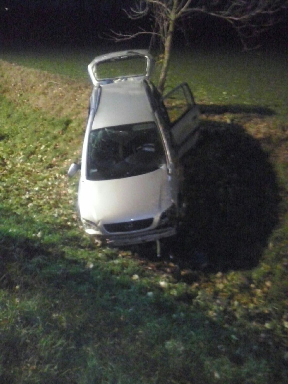 Dachowanie na "jedynce". Są poszkodowani w wypadku Dachowanie na "jedynce". Są poszkodowani w wypadku