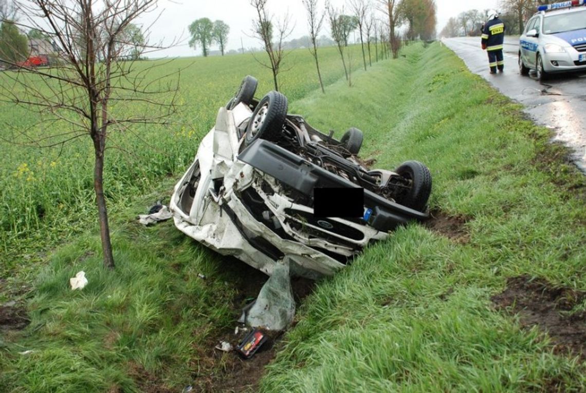 Dachowanie na „jedynce” – trzy osoby w szpitalu