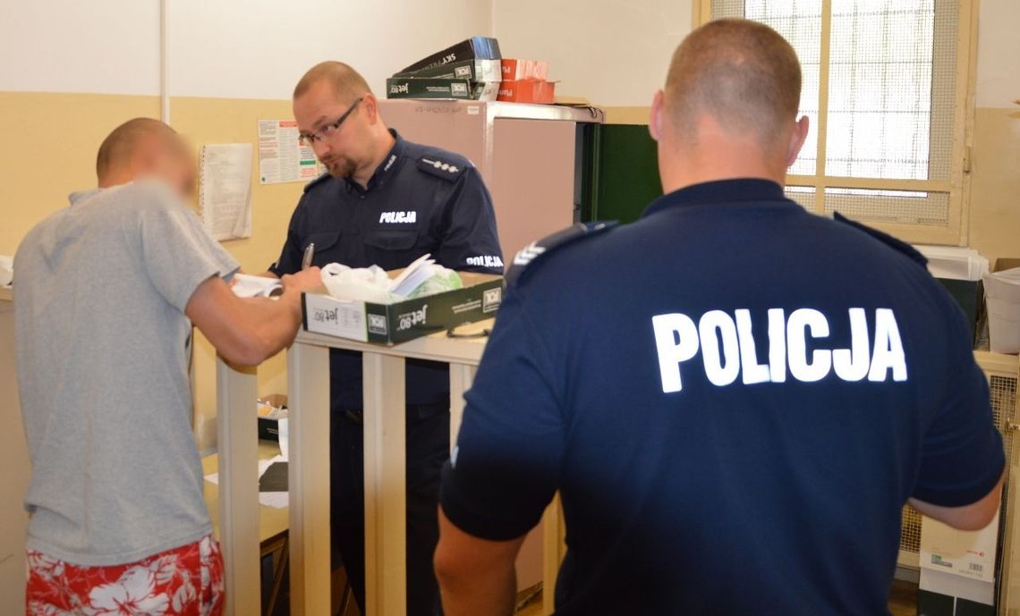 Dla dwóch dropsów otumanił personel sklepu gazem!