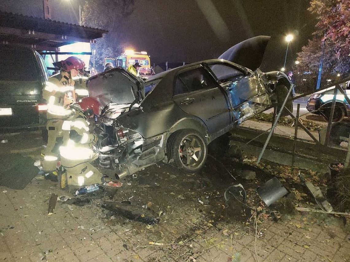 Dlaczego samochód osobowy pędził ul. Jagiellońską? Rozbite auto na płocie. Tylko cudem nie było rannych!