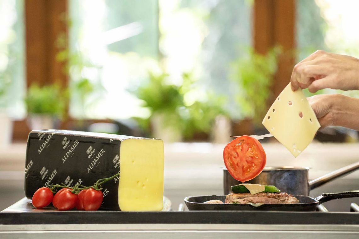 Dlaczego warto jeść ser żółty? Odkrywamy jego ukryte korzyści