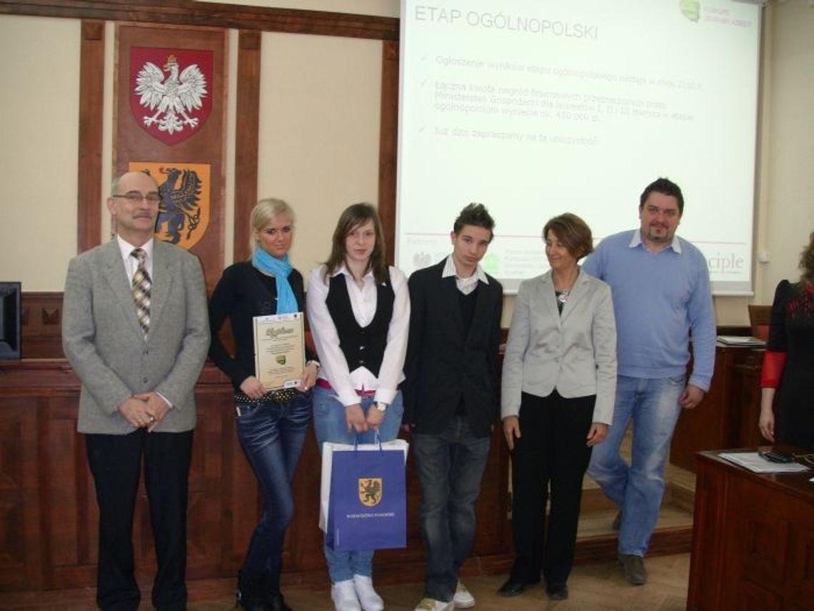 Docenieni za prace o azbeście - sukces gimnazjum 