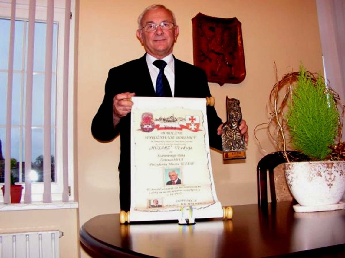 Dodali prezydentowi skrzydeł - statuetka „Husarza” za wsparcie i dla sympatię wojska Dodali prezydentowi skrzydeł - statuetka „Husarza” za wsparcie i dla sympatię wojska