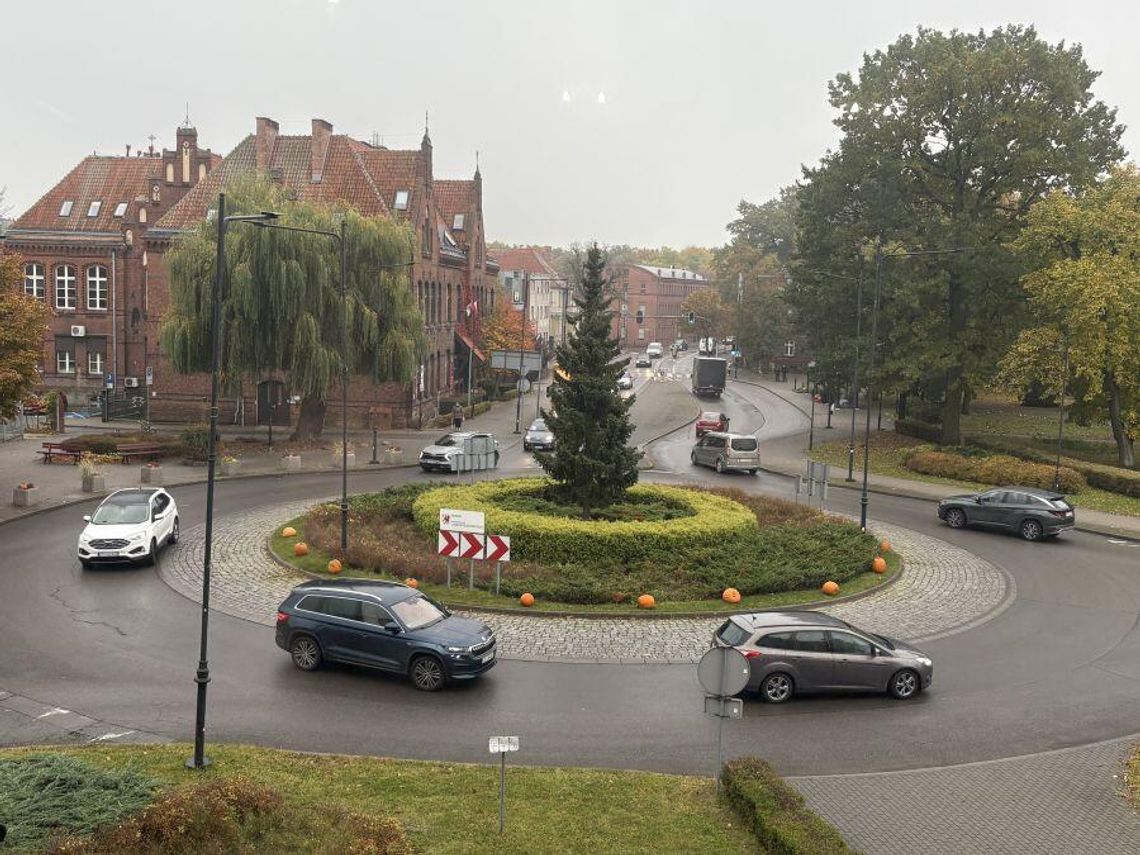Dodatkowe parkingi i specjalne autobusy. Tczew przygotowuje się na listopadowe święta Dodatkowe parkingi i specjalne autobusy. Tczew przygotowuje się na listopadowe święta