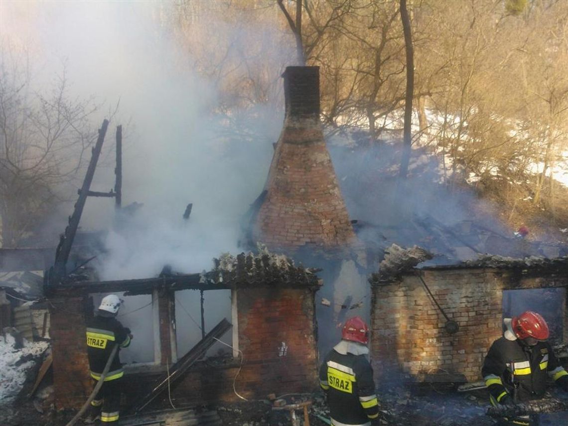 Dom spłonął doszczętnie, ludzie uszli z życiem Dom spłonął doszczętnie, ludzie uszli z życiem