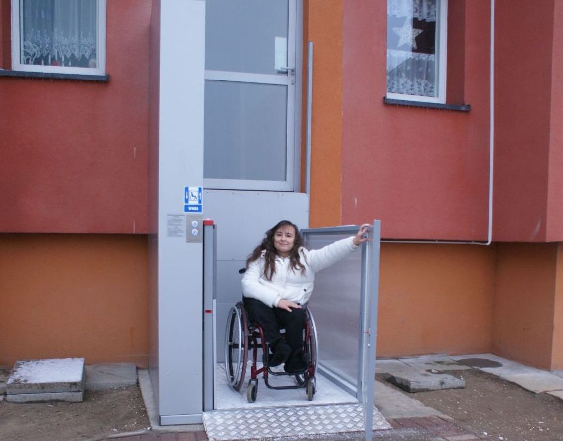 Dopięła swego! Mieszkanka doprowadziła do zamontowania windy na ścianie bloku. "Bałam się do ostatniej chwili"